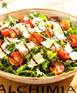 Salată cu Rucola, Roșii, Parmesan și Oțet Balsamic